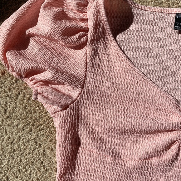 Brandy Melville Tops - Pink puffy shoulder top💕